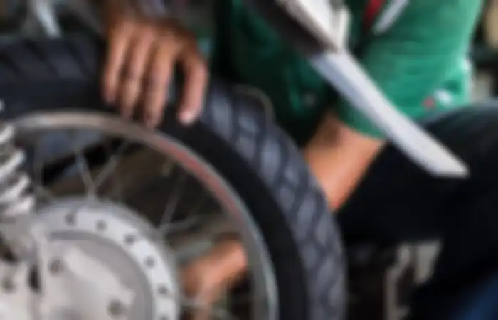 Motor dengan pelek jari-jari, biasanya pakai ban dalam.