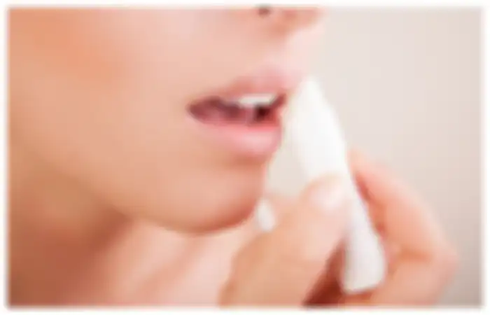 Ilustrasi menggunakan lip balm untuk atasi bibir kering