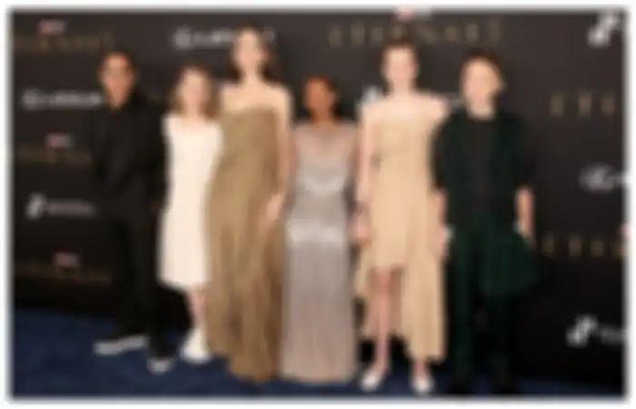 Maddox Jolie-Pitt, Vivienne Jolie-Pitt, Angelina Jolie, Zahara Jolie-Pitt, Shiloh Jolie-Pitt dan Knox Jolie-Pitt.