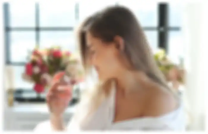 Ilustrasi penggunaan parfum tahan lama