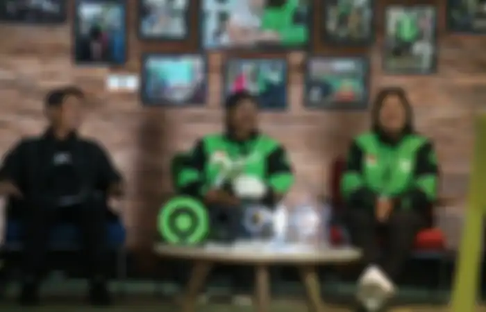Mitra driver Gojek bersama Gede Manggala (kaos hitam) dalam acara acara Diskusi Media Tujuh Tahun Gojek Swadaya, di Kantor Pusat Gojek, Jakarta