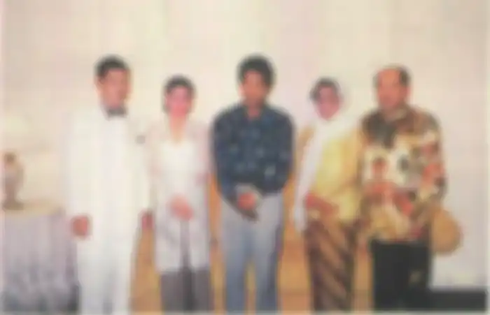 Foto pengantin Bambang dan Mayangsari bersama kerabat 