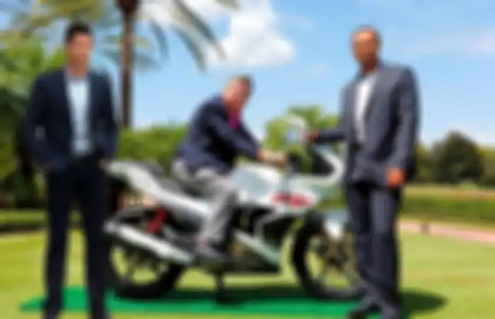 Christiano Ronaldo (kiri) pernah jadi bintang iklan Hero Motocorp (India) bersama pegolf Tiger Wood (kanan).