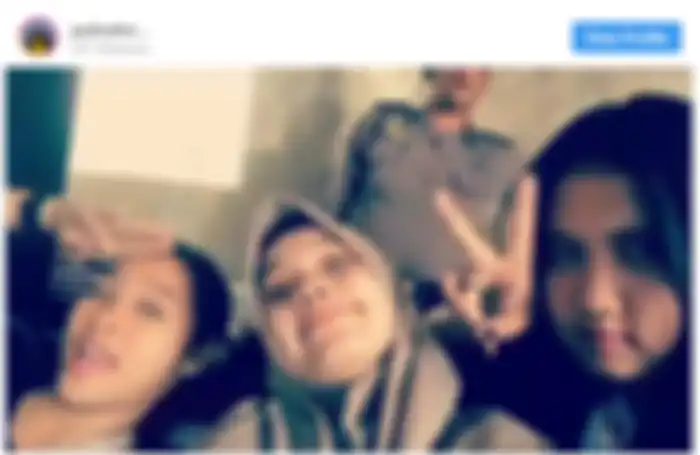 Pelaku melakukan selfie di kantor polisi.