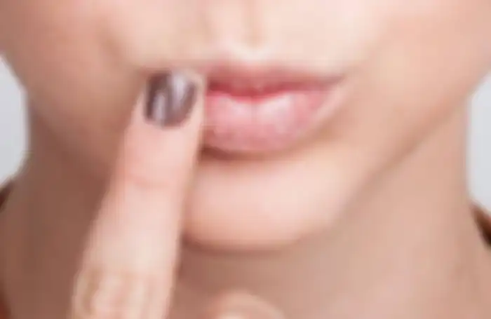 Lip scrub untuk bibir kering dan pecah-pecah.