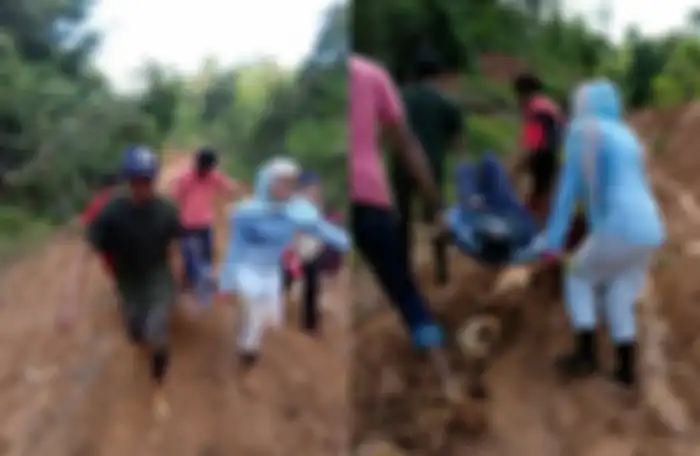 Dokter Amalia dan timnya membuat tandu untuk pasien di jalanan berlumpur