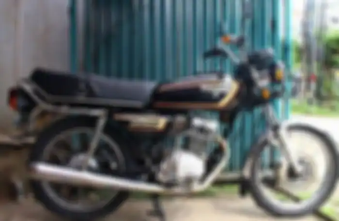 Honda GL100 yang memiliki stoplamp dan lampu sein belakang di behel. 