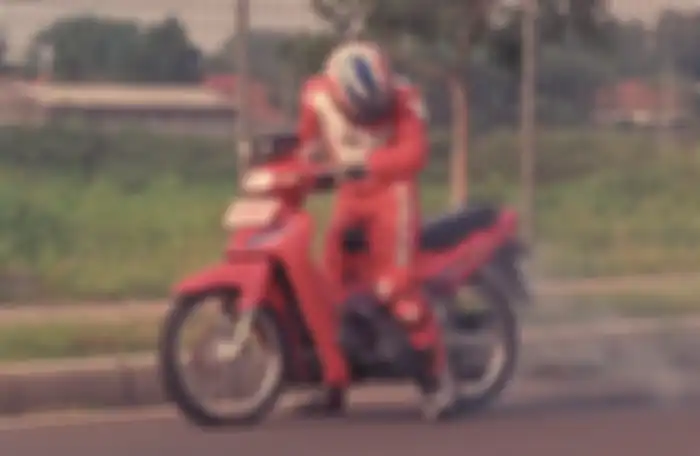 Suzuki Satria 120S atau lumba-lumba dites di lintasan balap.