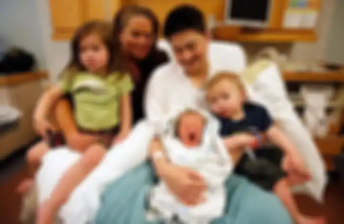 Thomas ketika melahirkan anak-anaknya.