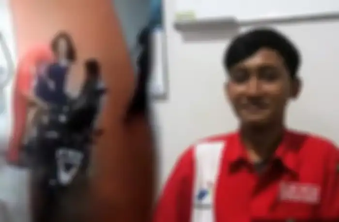 Muhammad Iqbal Maulana (19), petugas pom bensin yang ditampar ibu-ibu.