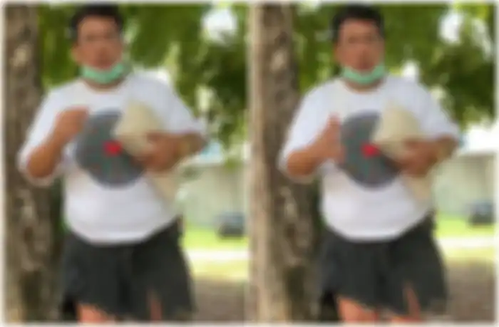 Hotman Paris bagi-bagi beras 10 kg untuk rakyat miskin di tengah corona, celana pendek super buluk dan sobek-sobek miliknya langsung curi perhatian
