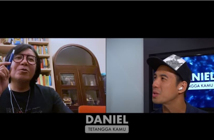 Daniel Mananta bersama Ari Lasso dalam sebuah podcast