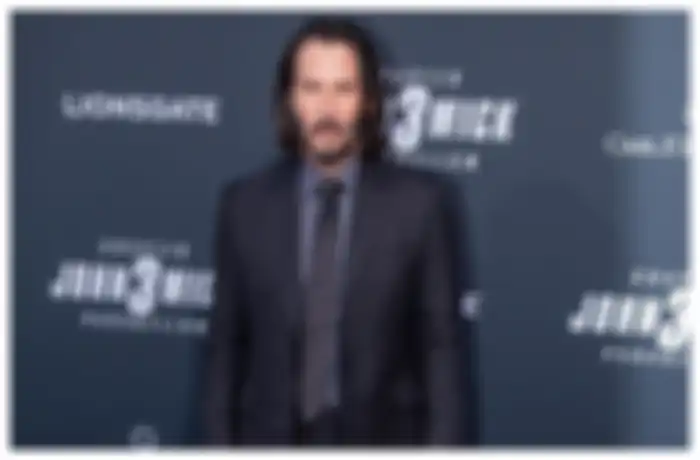Berubah Drastis, Keanu Reeves Nyaris Tak Dikenali dengan Brewok Lebat dan Rambut Mohawk!