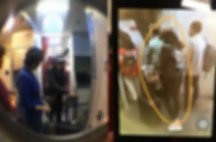 Puteri tampak menggeret kopernya sendiri