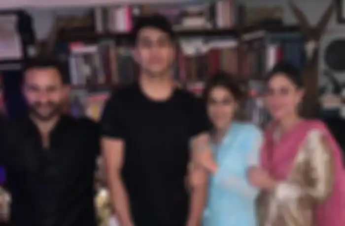 Anak tiri Kareena Kapoor, Sara Ali Khan mendadak menggunakan hijab ketika tiba di bandara Ahmedabad  