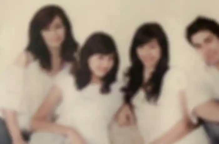 Penampilan Amy Qanita saat masih muda, berfoto bersama ketika anaknya.
