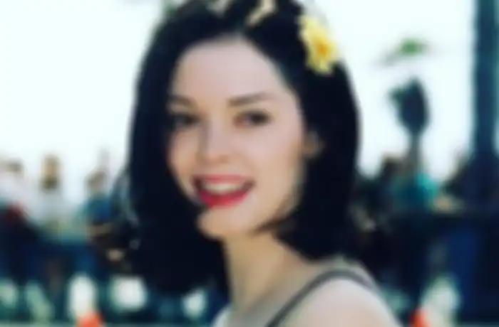 Gegara membaca hasil pemilu AS di tangga, Rose McGowan terjatuh hingga alami patah tulang.