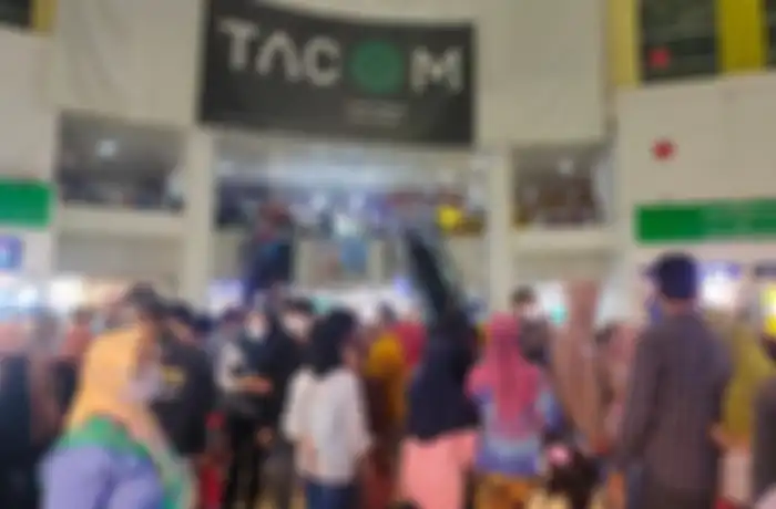 Pengunjung Pasar Tanah Abang melanggar protokol kesehatan Covid-19.