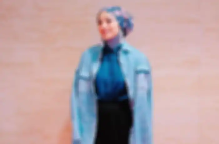 Chiki Fawzi dengan kemeja denim