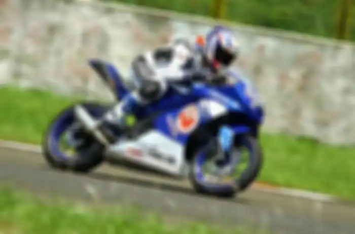 Morimoto-san menjajal Yamaha R15 di sirkuit Sentul besar