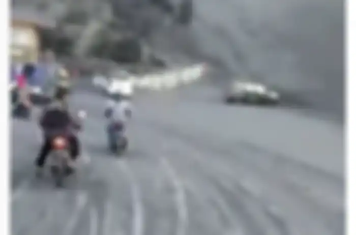 Pemotor rekam video erupsi gunung Tangkuban Parahu