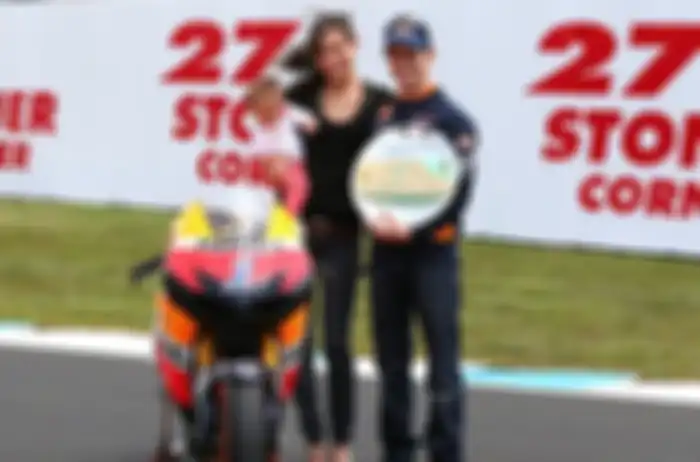 Casey Stoner bersama keluarganya di tikungan di sirkuit Phillip Island