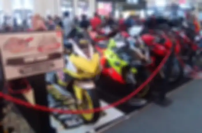 Penonton memadati beberapa stand modifikasi