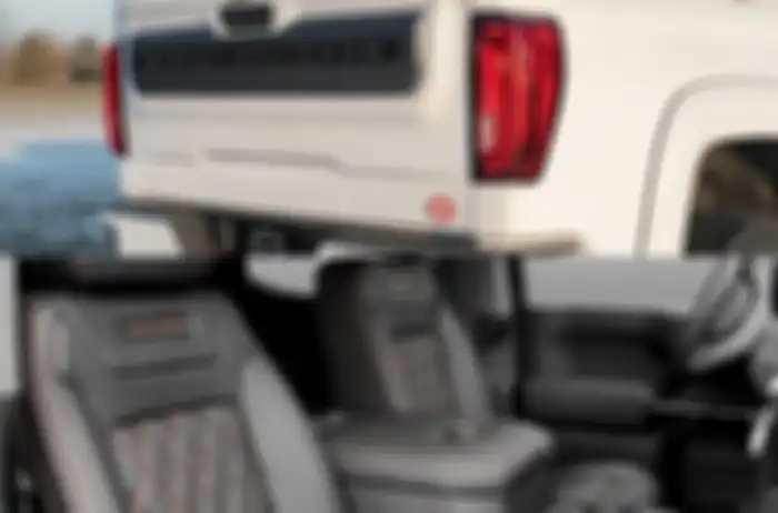 Banyak emblem Harley-Davidson di truk GMC Sierra
