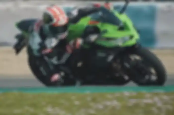 Jonathan Rea geber Kawasaki Ninja ZX-25R alias Ninja 250 4 silinder di Jerez