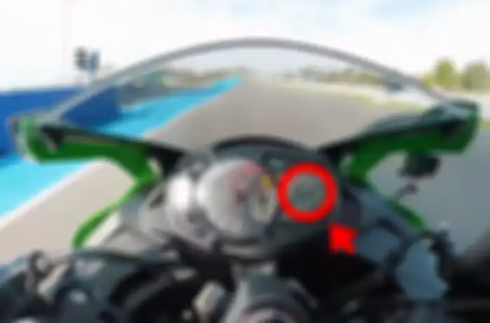 Jonathan Rea menggeber Kawasaki Ninja ZX-25R di sirkuit Jerez dengan top speed 162