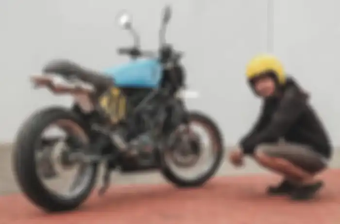 Aris bersama KTM Duke 200 modifikasi street tracker miliknya