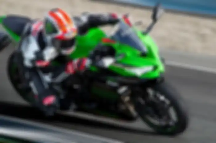 Jonathan Rea saat menjajal Kawasaki Ninja ZX-25R di sirkuit