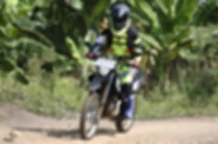 Yamaha WR 155 R masih enteng dibawa oleh tester dengan tinggi 164 cm