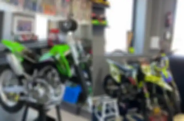 Kawasaki KLX140R dan motor trail Suzuki RM-Z koleksi Aleix Espargaro