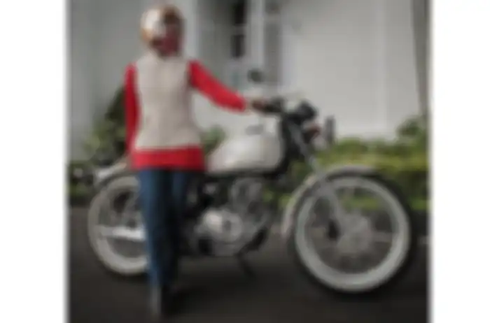 Atalia Praratya istri Ridwan Kamil bersama Kawasaki W175 garapan Yasashii Garage