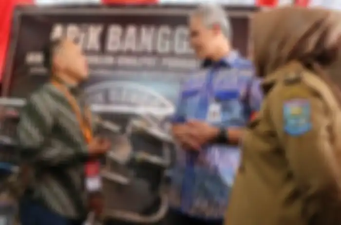 Edi Nurmanto (kiri) dari Abenk Muffler berdiskusi dengan Gubernur Jateng Ganjar Pranowo (kanan). 