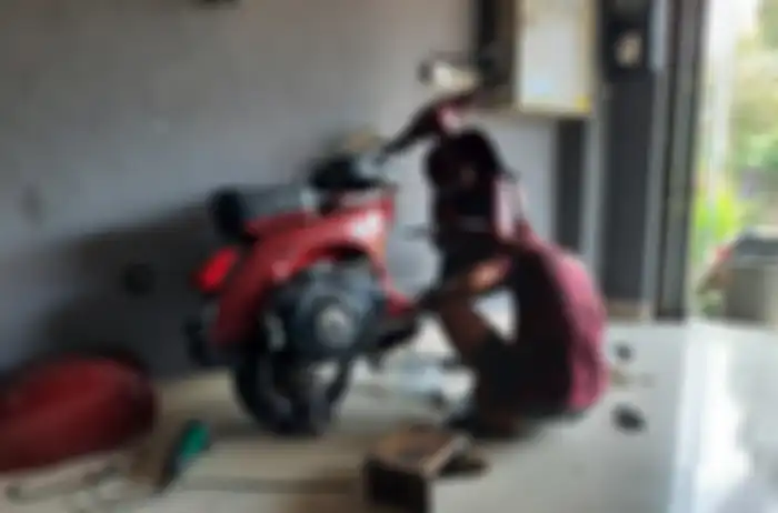 A15 Engineering membuka jasa servis untuk Vespa klasik atau Vespa 2-tak.