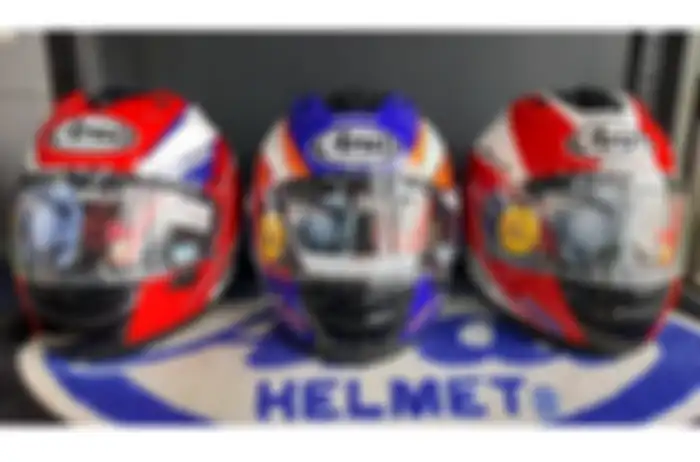 Ada 3 helm Honda NSR250R buatan Arai