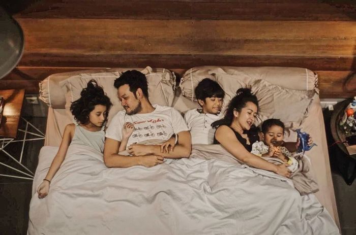 Keluarga Dwi Sasono dan Widi Mulia