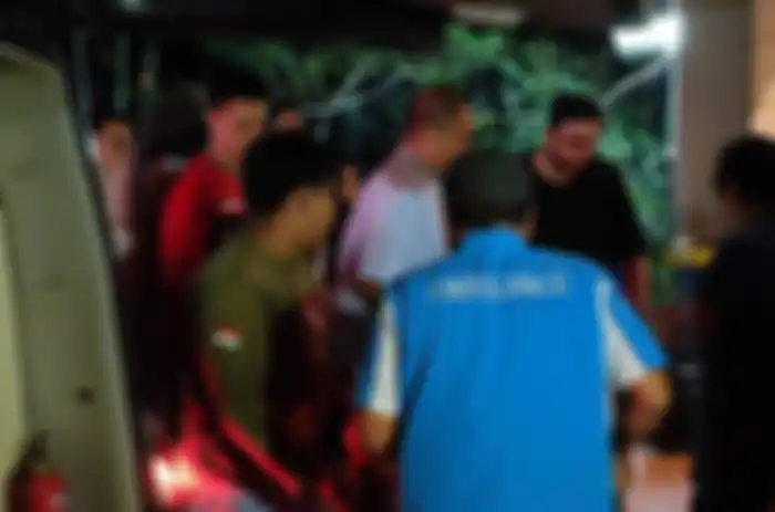 Jenazah Ibunda Baim Wong saat dibawa oleh ambulance