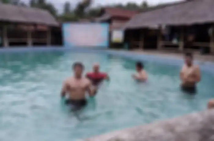 Mampir ke pemandian air panas Batu Kancah.