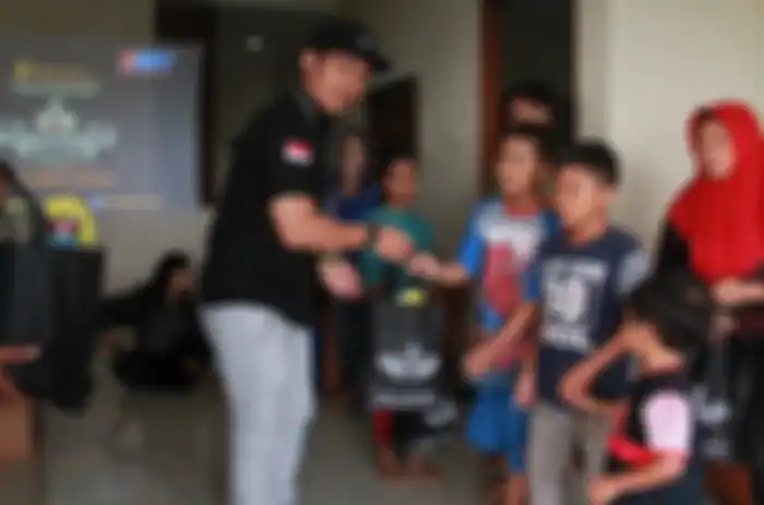 Santunan diberikan ARCI Bekasi Chapter untuk anak yatim.