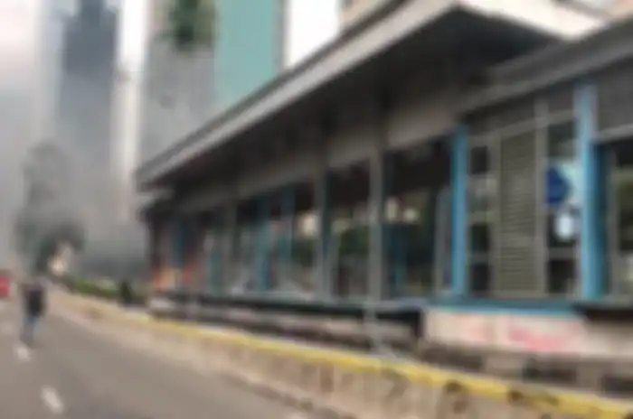 Halte Transjakarta hancur akibat demo tolak Omnibus Law UU Cipta Kerja.