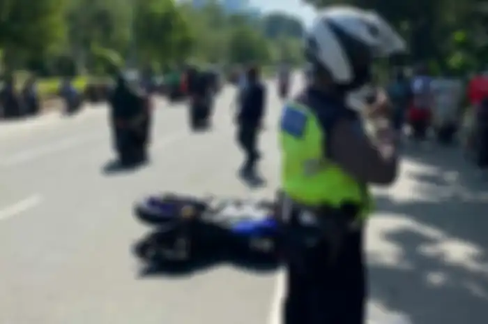 Pengendara motor sport tewas usai dipepet bajaj di depan Balai Kota Jakarta.