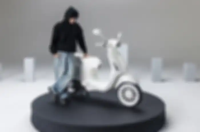 Motor baru Justin Bieber X Vespa meluncur dengan tampilan serba putih.