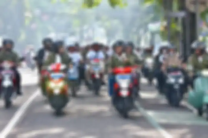 Menteri ESDM Arifin Tasrif bersama pengendara motor listrik lainnya konvoi keliling Kota Bandung.