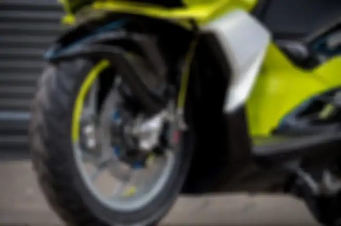 Modifikasi motor Honda Vario 160 Vietnam, ubahan di kaki depan.