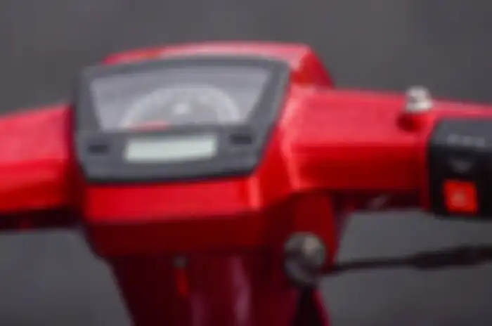 Motor modifikasi Honda Astrea Prima versi Vietnam alias Honda Dream, ubahan di kokpit panel instrumen semi-digital merek Koso.