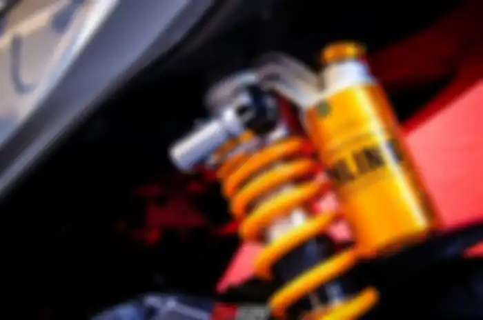 Sokbreker Ohlins dengan sub-tank dan HPA menghiasi peredam kejut di belakang.