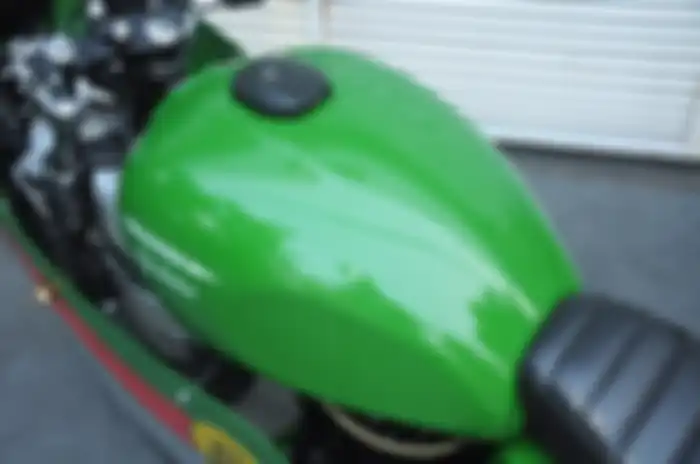 Modifikasi motor Kawasaki W175 cafe racer, masih pakai tangki bensin orisinil.